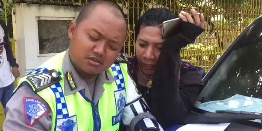 Ngakak Maksimal, Ketika Polisi Lucu Tilang Cowok Centil Nan Manja